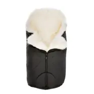 Bozz åkpåse small lammskinn, svart melange/vit långhårig