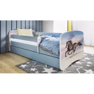 Kocot Kids Barnsäng - Babydreams Blå Med Låda Och Madrass - Galloperande Hästar 160x80 Cm
