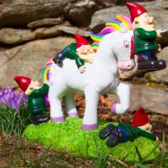 Trädgårdstomte Enhörning Attack