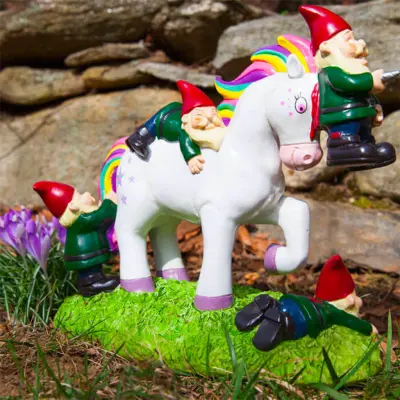 Trädgårdstomte Enhörning Attack