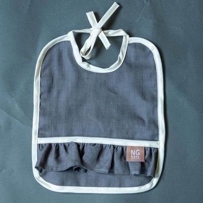 NG Baby haklapp med volang MOOD, graphite grey