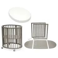 Stokke Sleepi Mini V3 spjälsäng + förlängningsset + madrasser + drapålakan